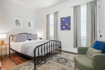 Cottage Apartment ★ Downtown Historic District ★ Walk to Everything!