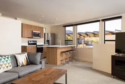 Image de Modern Desert Dwelling W/ Garage