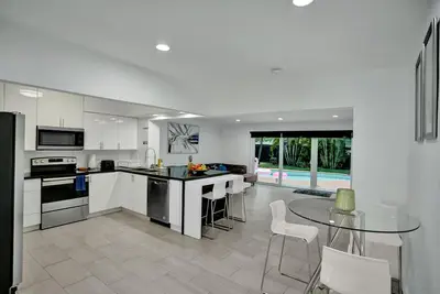 Image de Elegant House with Pool & Tropical Backyard