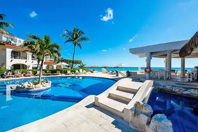 Image de Beach Front Condo in an Exclusive and Private location