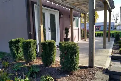 Image de Great house, sleeps 9 with patio. Walk to the lake, restaurants and groceries.