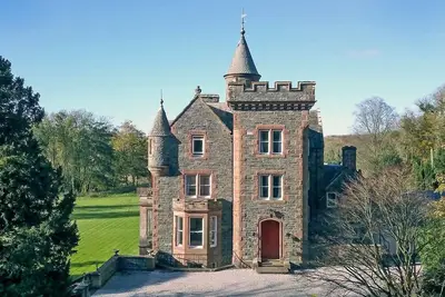 Image de This wonderful castle is perfect for family gatherings, nestled within manicured grounds.