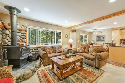 Image de Lazy Bear Cabin in Tahoma - Hot tub, backyard with patio