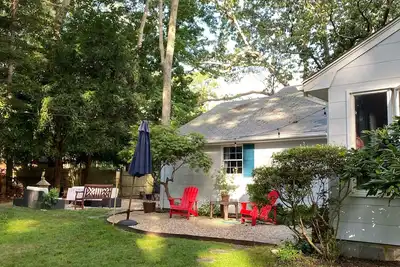 Image de Cozy Beach Cottage with private shared beach