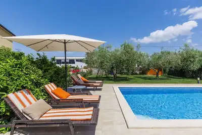 Image de Joli appartement pour 6 personnes avec Wifi, piscine privée, climatisation, Tv et terrasse