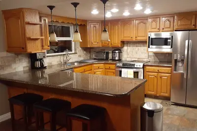 Image de Spacious Two Bedroom Suite an Hour's Drive from Eight Ski Resorts