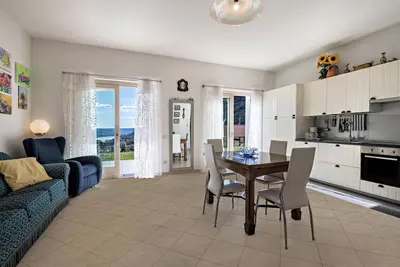 Image de Appartement de vacances \"Loretta in Villa Fiore\" avec vue sur lac, piscine partagée et jardin