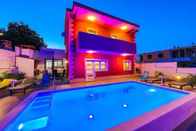 Image de Villa Dama w/ heated pool, hot tub, gym & billiard, 75m from the beach