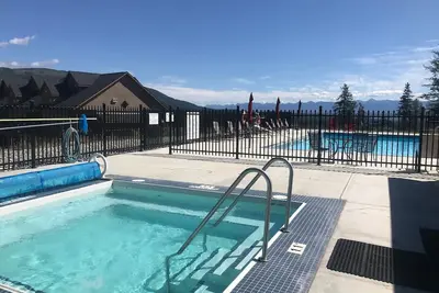 Image de Ski-In\/Ski-Out Retreat: Mountain Magic Awaits