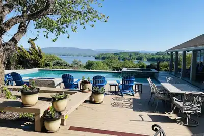 Image de Peaceful Retreat - Lake & Mountain Views - Private Pool