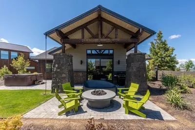 Image de Perfect Winter Getaway! Heated Pool, Shuttle to Skiing and Downtown, Hot Tub.