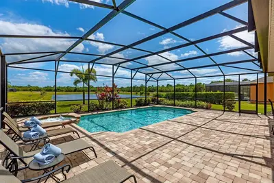 Image de Stunning and spacious, Lake View Home with Private South Facing Pool and Spa