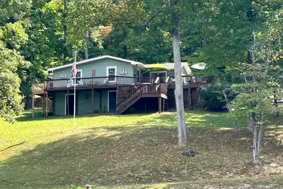 Image de House on Lake Malone 200ft waterfront No Cleaning/Pet fees Across from Marina