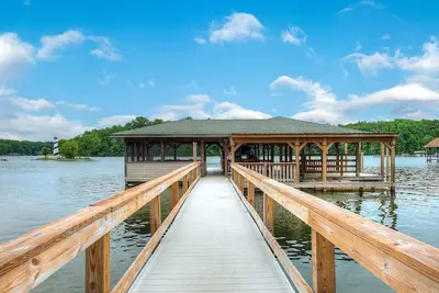 Image de Log Cabin Living on Lake Anna - Warm side