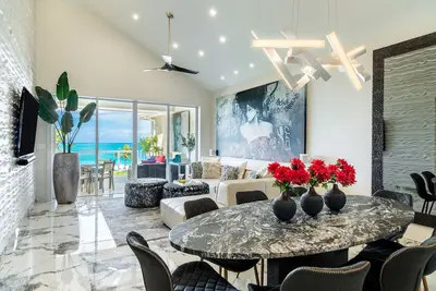 Image de TheBLU — Luxury Beachfront Penthouse at The Grandview, Grace Bay Beach