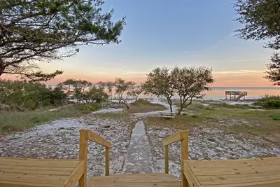 Image de \"Fiddler Crab\" Beautiful 2br/3ba beachfront house