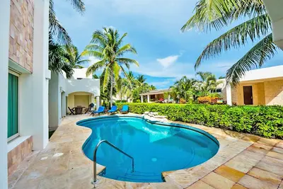 Image de Luxury Family Villa steps to the Beach, located on Exclusive Neighborhood