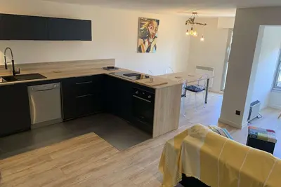 Image de Duplex sur le port du Brusc, Plage, Embarcadère, Commerces à pieds