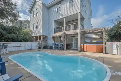 Image de 1755 - Don't Worry Beach Happy, 5-bed 5. 5-bath in the heart of Corolla, Nc, private pool, hot tub