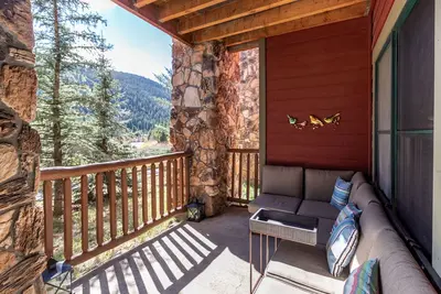 Walk to lift. Close to Lake. Hot Tub. Pool table