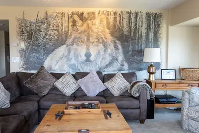 Image de Modern Condo. Hot tub. Amazing Lake views. Mural.