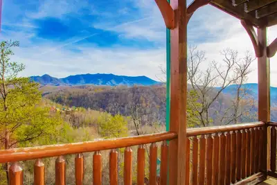 Parkview Palace: Mtn View, Theater, Game Room, Hot Tubs x 2, in Gatlinburg!