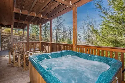 Smoky Top Lodge: Gatlinburg Luxury, Resort Pool access, Hot Tub, Games, near Attractions!