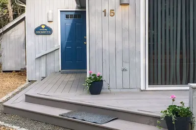 Image de A charming, sunlit, open-concept home perfect for summer getaway in Edgartown