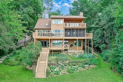 Image de Lake Waubesa retreat! Lake living at its best- boat lift/ rental possible