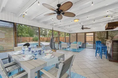 Image de Entire Home, Pool, Lanai/Porch, Private Bar, Minutes to Beach, Fully Stocked! !