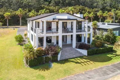 Image de Augusta Grand Pauanui, a Golfers Dream House