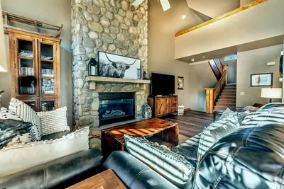 King Master Suite-Private: Hot Tub, Garage & Laundry-Walk to Lift-Free Wifi