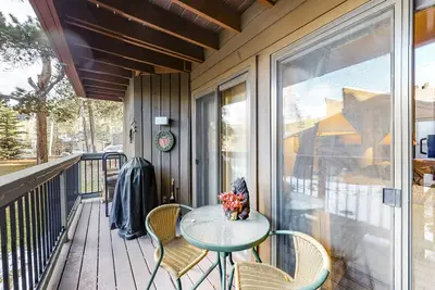 Classic mountain condo near the slopes w/ shared pool/hot tub & high-speed WiFi