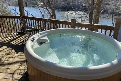 Image de Mountainside Lakefront Getaway New Hot Tub
