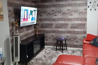 Image de Cozy Home away from Home in a Basement with a separate entrance