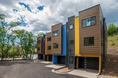 Image de Brand New End Unit Townhome - 2 Miles to Downtown - 30+ Day Stay Required