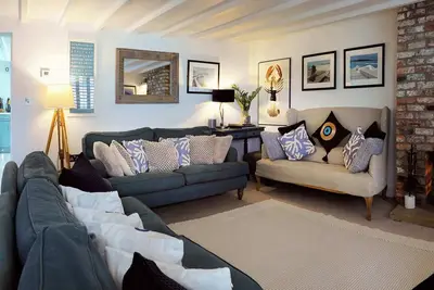 Image de Flora Dora - Luxury cottage, central, beautiful