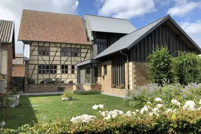 Image de Enjoying peace and quiet at a historic site