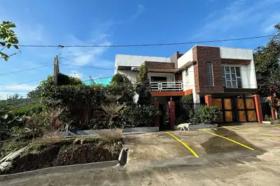 Image de House & Swimming Pool on a Hill