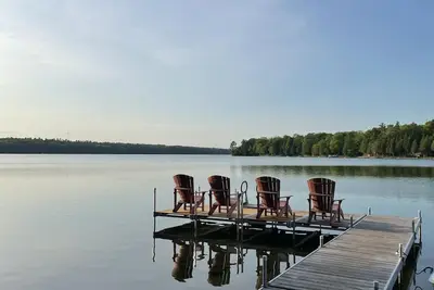 Image de Yellow Cottage Sandy Lake Buckhorn. Beautiful turquoise water, water equipment.