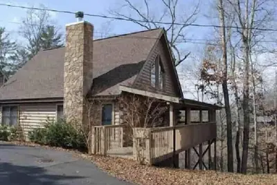 Image de Cabin w/ loft & beautiful updates, indoor fun/hot tub/new grill & communal pool!