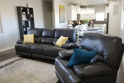 Image de ⛰ Panoramic Peak Views. Stunning Sunsets. Long-stays welcome ⛰