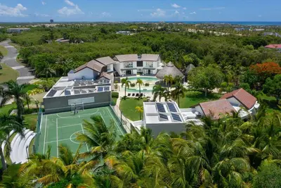 Image de Soaring Circular Home in Paradise with Multiple-Sports Court, Gym & Home Theater