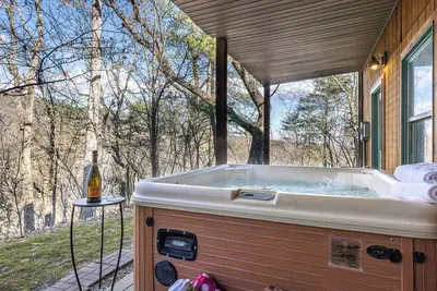 Image de Acorn Lodge, the perfect log cabin get away.