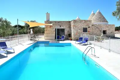 Image de Trulli moderne, 3 chambres, climatisation, piscine privée, terrain de pétanque.