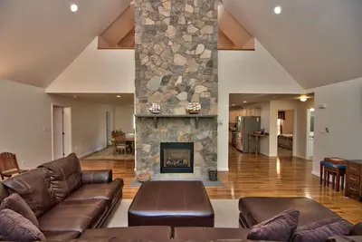 Image de Family-friendly Modern Mountain Getaway with open floor plan and large deck