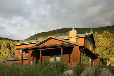 Image de Beautiful custom home in the Beartooth mountains. Horse friendly