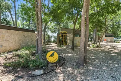 Image de Lakeside Cottage w/ modern amenities, stunning lake views, pickleball court