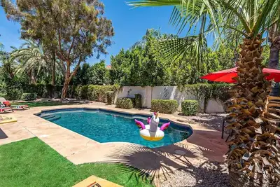 Image de NoTax! $100k+Backyard Oasis! Excellent Scottsdale Location! HtdPool, HotTub, Suv