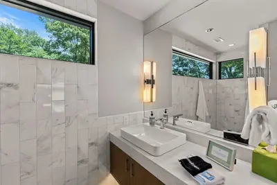 Image de Modern Lakeside Cottage on Three-Acres w/ Pickleball Court, Pool/Hot Tub & More!